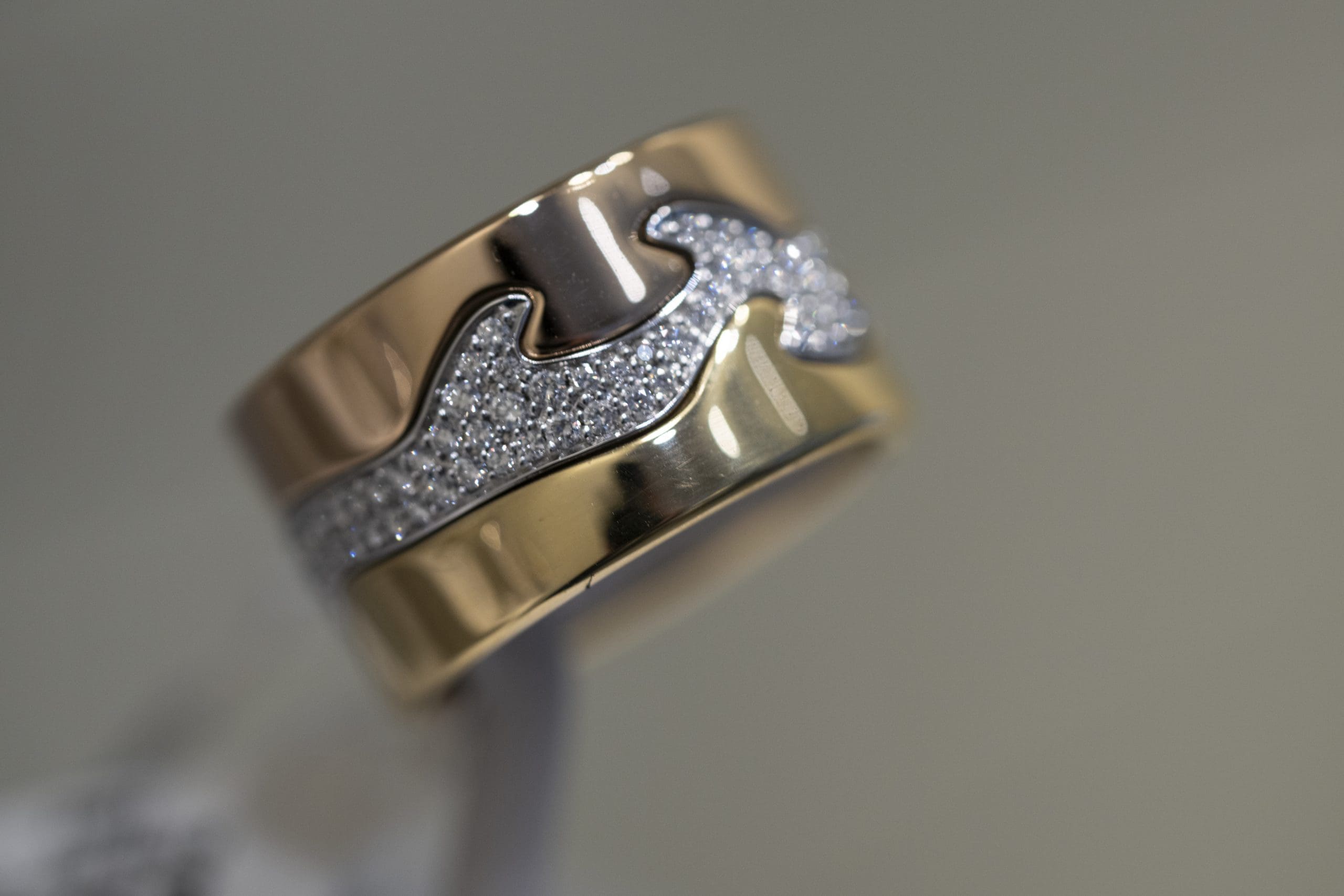 Guld ring med diamant mønster