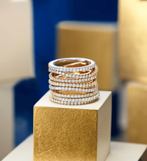 Guld ringe med diamenter på en blok